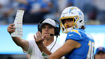 Jim Harbaugh y Justin Herbert, de Los Angeles Chargers, durante un partido de 2024.