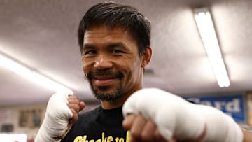 Manny Pacquiao posa antes de una pelea contra Errol Spence Jr. 