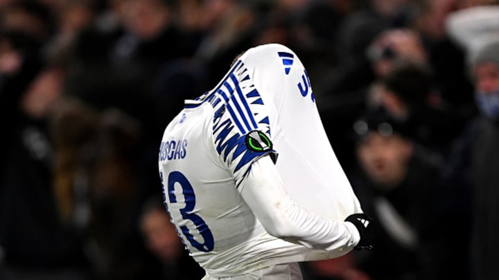 El mexicano Rodrigo Huescas en un duelo con el Copenhague