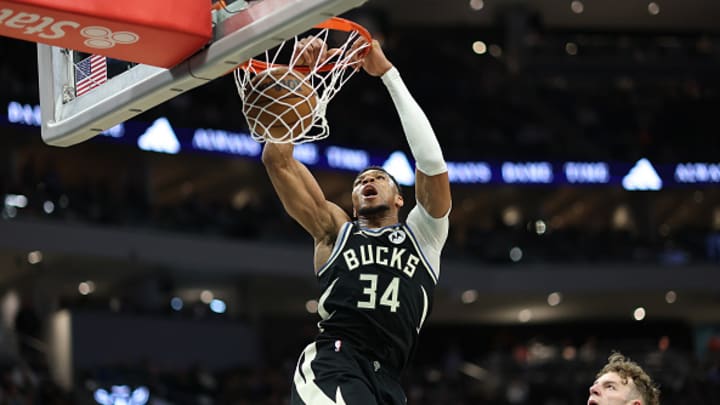 Giannis clava el balón en un partido ante los Pelicans.