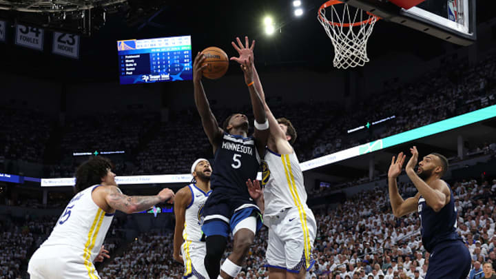 Anthony Edwards en su camino al aro frente a los Warriors.