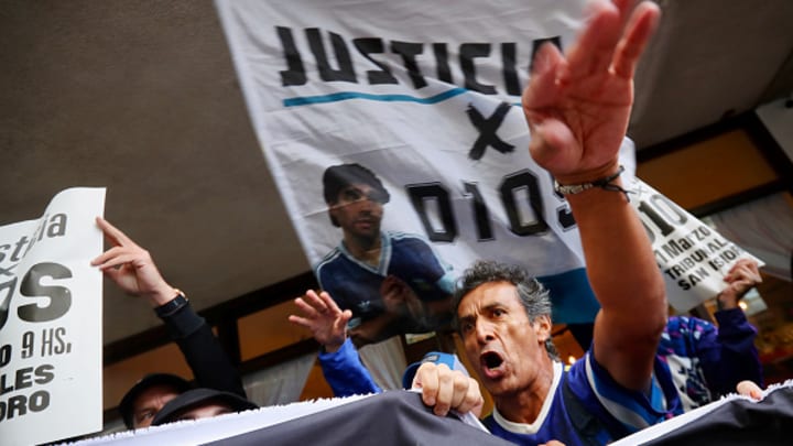 Fieles a Diego Armando Maradona se manifiestan a fuera de la corte en San Isidro muy cerca de Buenos Aires. Fieles a Diego Armando Maradona se manifiestan a fuera de la corte en San Isidro muy cerca de Buenos Aires.