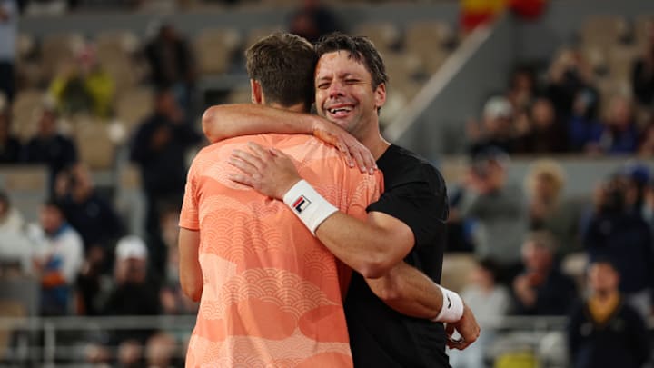 El tenista argentino Horacio Zeballos abraza en llanto a su compañero Marcel Granollers al coronarse campeones de dobles en Roland Garros. El tenista argentino Horacio Zeballos abraza en llanto a su compañero Marcel Granollers al coronarse campeones de dobles en Roland Garros.
