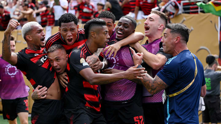 Los jugadores del Flamengo celebran con Henrique.