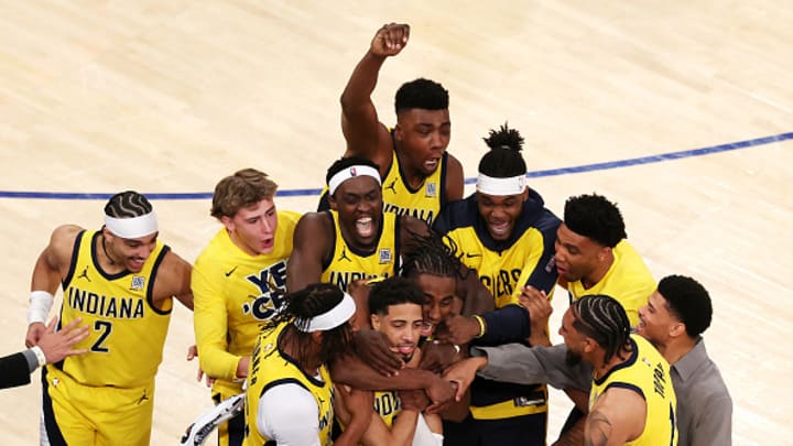 Tylese Haliburton celebra con sus compañeros el doble que mandó al alargue el partido ante los Knicks. Tylese Haliburton celebra con sus compañeros el doble que mandó al alargue el partido ante los Knicks.