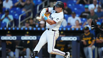 Detalle del swing de Kyle Stowers, toletero de los Marlins.
