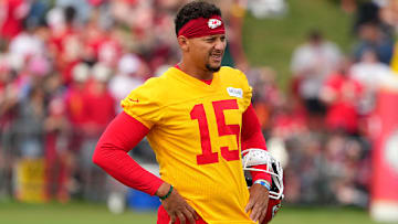 Patrick Mahomes espera contar con una mejor línea de protección para esta temporada de revancha.