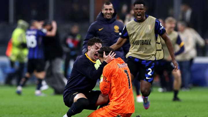 Nicola Zalewski celebra el triunfo del Inter con Yann Sommer. Nicola Zalewski celebra el triunfo del Inter con Yann Sommer.