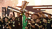 Edson Álvarez, capitán del Tricolor, y Guillermo Ochoa, tercer portero, levantan el decimotercer título de México en la Copa Oro. "Cumplimos", dijo el técnico Javier Aguirre.