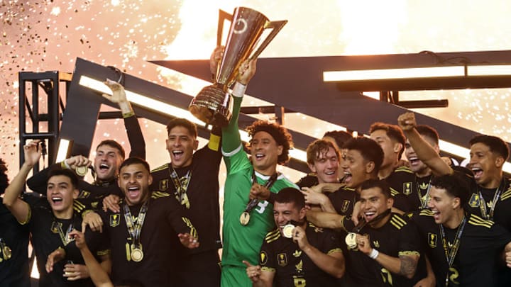 Edson Álvarez, capitán del Tricolor, y Guillermo Ochoa, tercer portero, levantan el decimotercer título de México en la Copa Oro. "Cumplimos", dijo el técnico Javier Aguirre. Edson Álvarez, capitán del Tricolor, y Guillermo Ochoa, tercer portero, levantan el decimotercer título de México en la Copa Oro. "Cumplimos", dijo el técnico Javier Aguirre.