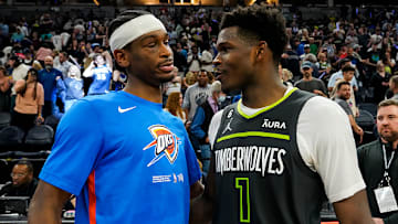Shai Gilgeous-Alexander y Anthony Edwards antes de un partido entre el Thunder y los Timberwolves.