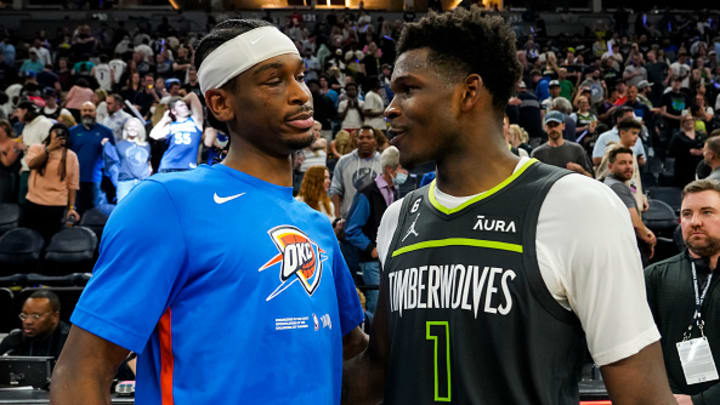 Shai Gilgeous-Alexander y Anthony Edwards antes de un partido entre el Thunder y los Timberwolves. Shai Gilgeous-Alexander y Anthony Edwards antes de un partido entre el Thunder y los Timberwolves.