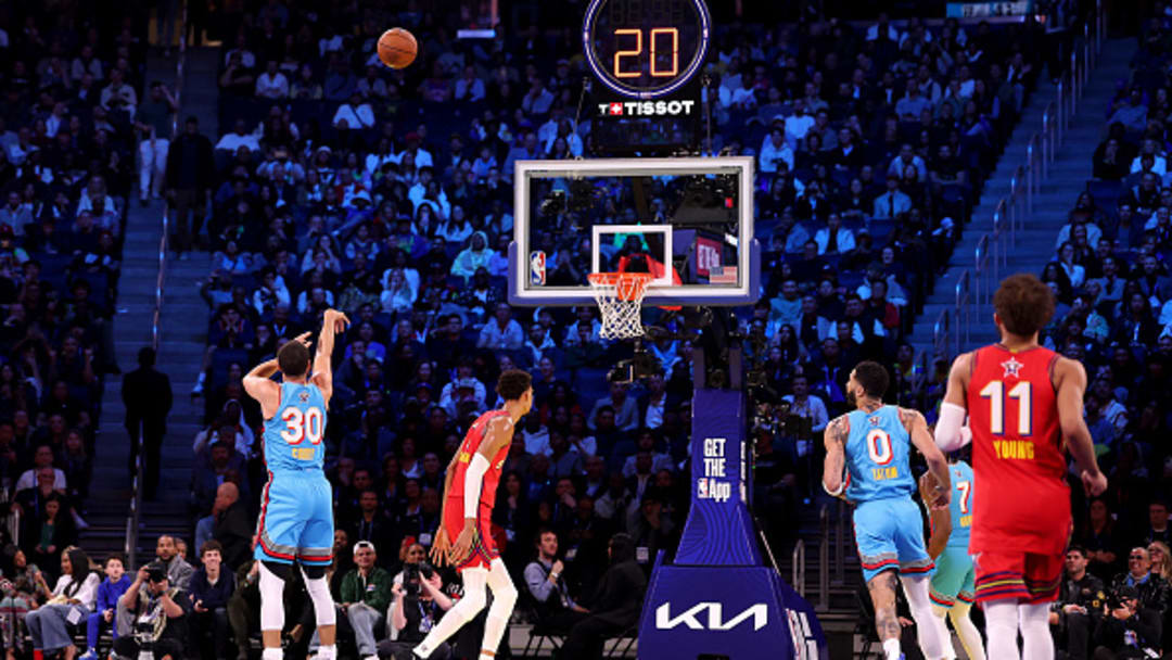 Stephen Curry intenta una canasta de tres puntos durante el 74º Juego de Estrellas de la NBA.