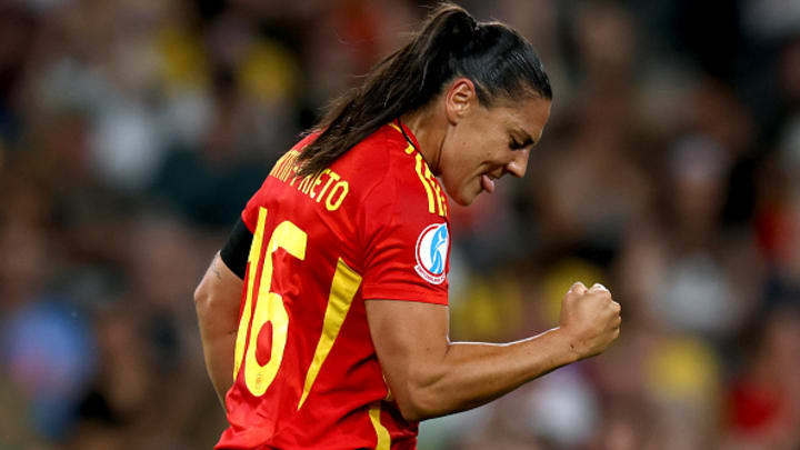 Cristina Martín-Prieto debió escoger entre limpiar autos en el aeropuerto, ser limpiadora en un hotel o trabajar en un supermercado. Eligió lo último y así pudo tener un ingreso extra a su trabajo como futbolista.