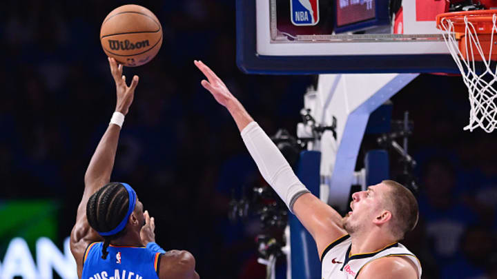 Shai Gilgeous-Alexander y Nikola Jokic durante la serie entre Thunder y Nuggets. 
