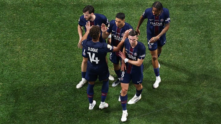 Jugadores del PSG celebran con Hakimi uno de los goles.