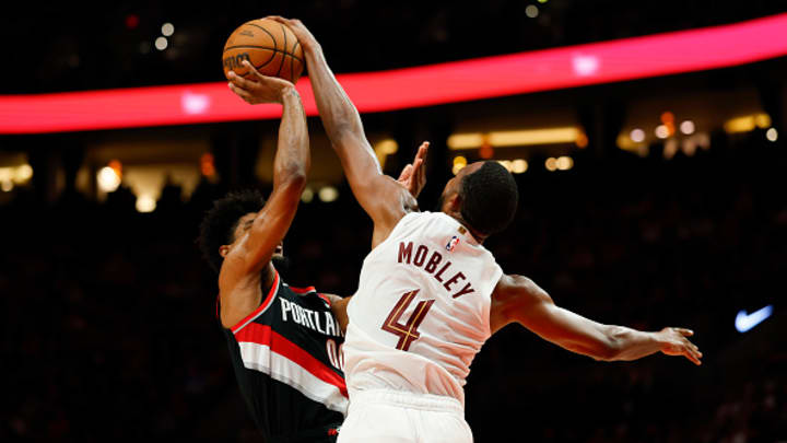 Evan Mobley bloqueando un intento por parte de Scoot Henderson Evan Mobley bloqueando un intento por parte de Scoot Henderson