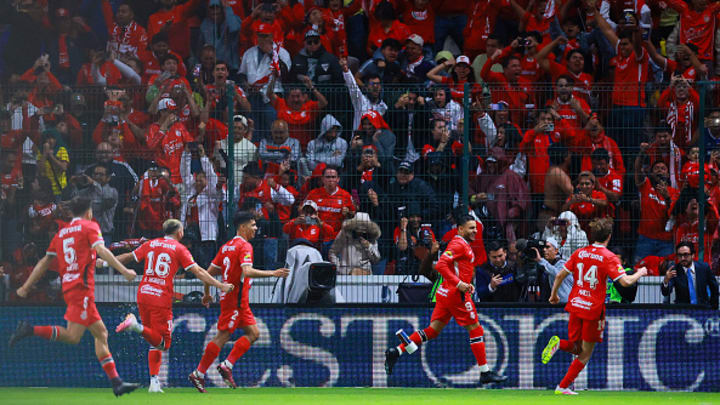 Alexis Vega celebra junto a sus compañeros y la tribuna el segundo tanto del Toluca.