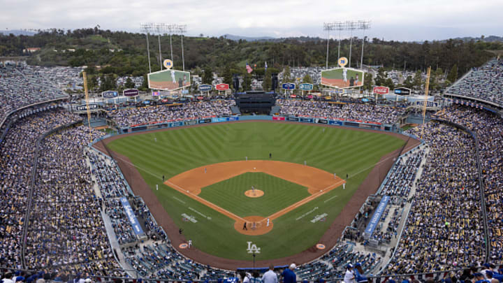 Dodgers stadium のスノードーム Rare View of Dodger Stadium with Snowcap Mountains | Drone