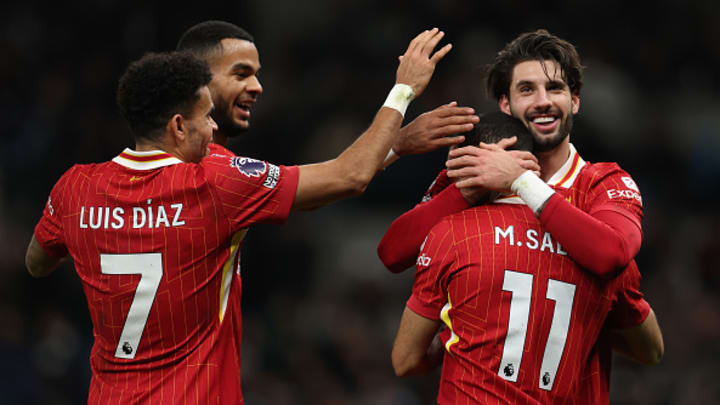 Mohamed Salah, Dominik Szoboszlai, Cody Gakpo y Luis Diaz celebrando el triunfo ante el Tottenham. Mohamed Salah, Dominik Szoboszlai, Cody Gakpo y Luis Diaz celebrando el triunfo ante el Tottenham.