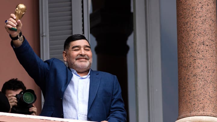 Maradona, feliz, en 1999, un año antes de su fallecimiento.