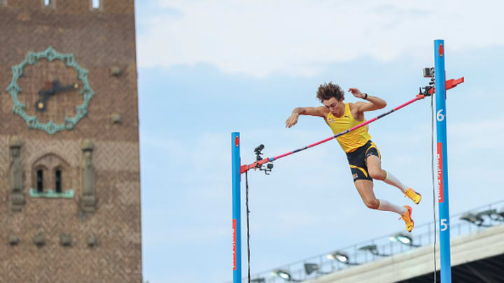 Duplantis hizo historia frente a su público.