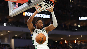Giannis Antetokounmpo volcando el balón ante los Indiana Pacers.