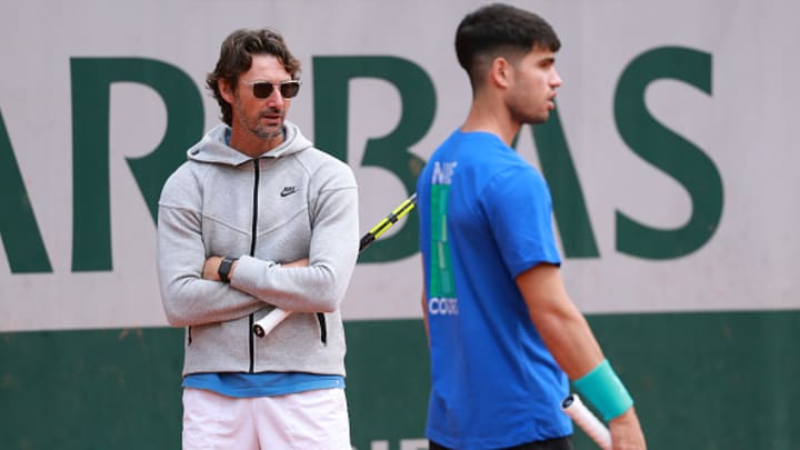 Ferrero supervisando el entrenamiento de Alcaraz. 