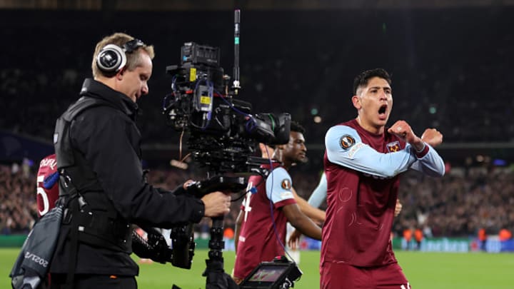 Edson Álvarez durante un partido de Europa League. Edson Álvarez durante un partido de Europa League.