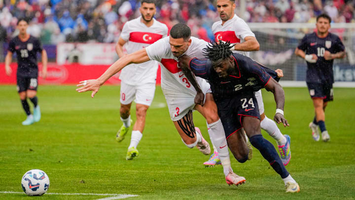 Patrick Agyemang (24), de Estados Unidos, batalla frente al zaguero turco Demiral Merih.