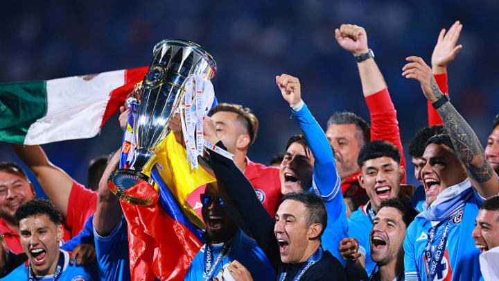 Vicente Sánchez celebrando el título junto a sus futbolistas. Vicente Sánchez celebrando el título junto a sus futbolistas.