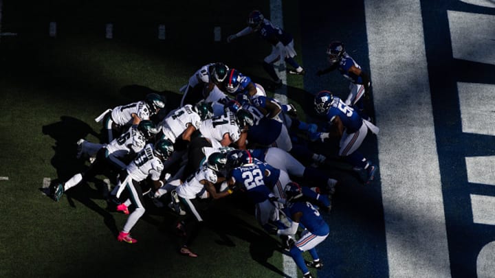 Los Eagles ejecutan la Tush Push en un juego frente a los Giants.