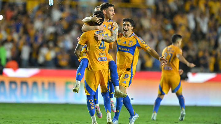 Fernado Gorriarán y Sánchez Purata festeja el 2-2.