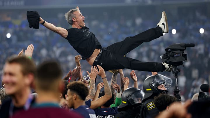 Luis Enrique, entrenador del Paris Saint-Germain, es lanzado al aire por sus futbolistas.