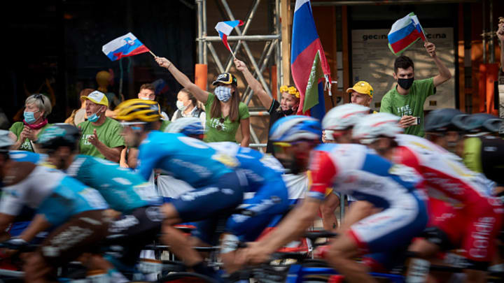 Aficionados eslovenos se rinden ante Pogacar.