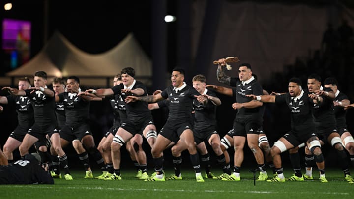 La haka es una danza ceremonial los All Blacks de Nueva Zelanda interpretan antes de cada partido. Es una expresión de fuerza, unidad y respeto hacia el rival.