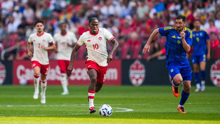 Jonathan David fue la figura del partido con dos goles frente a Ucrania.