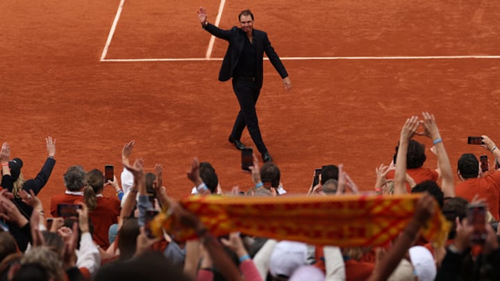 Rafael Nadal en medio de una ovación en Roland Garros. Rafael Nadal en medio de una ovación en Roland Garros.