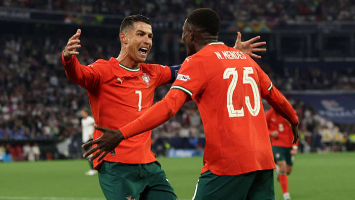 Nuno Mendes y Cristiano Ronaldo celebran uno de los tantos de Portugal. 