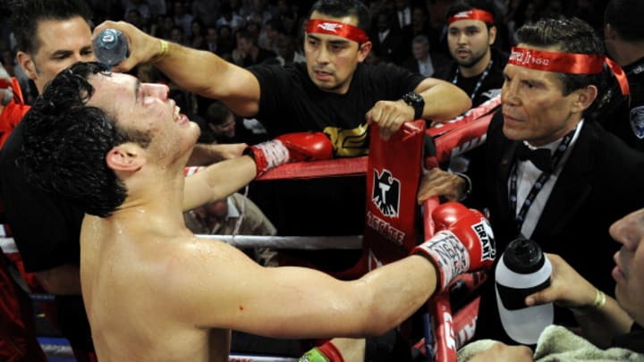 Julio César Chávez en la esquina de su hijo durante un combate de 2012. Julio César Chávez en la esquina de su hijo durante un combate de 2012.