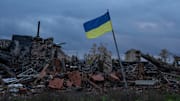 Una bandera ucraniano ondeando en medio de la destrucción de Kharkiv. 