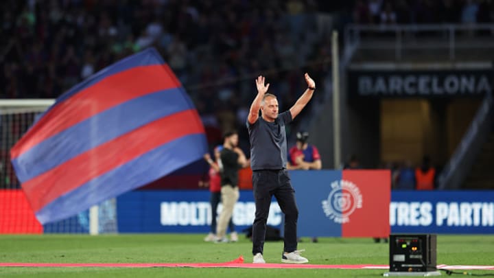 Flick agradece el apoyo de la grada del Olímpico Lluis Companys.