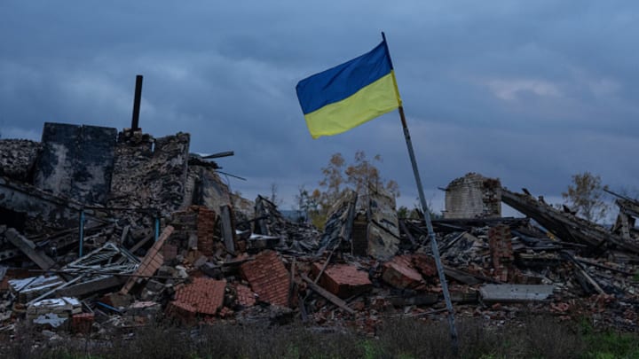 Una bandera ucraniano ondeando en medio de la destrucción de Kharkiv. 