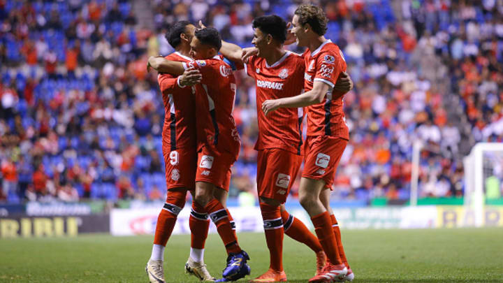 Vega, Domínguez, Gallardo y Ruiz en un partido frente al Puebla en temporada regular.
