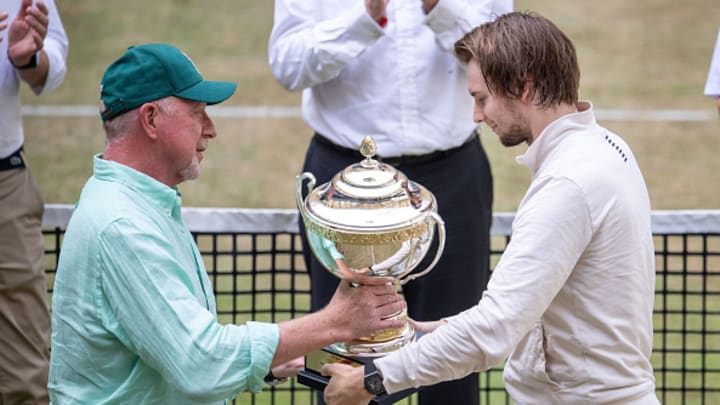 El kazajo Bublik recibe el trofeo de manos de Boris Becker.