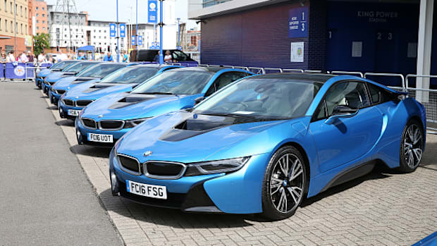 Los 19 autos último modelo (en 2016) que regaló el presidente del club a cada futbolista campeón con el Leicester City. 