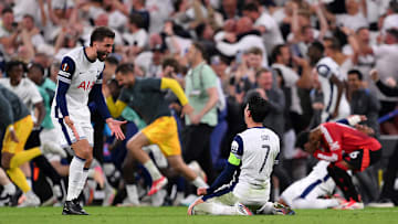 Son Heung-Min y Rodrigo Bentancur celebran el título.
