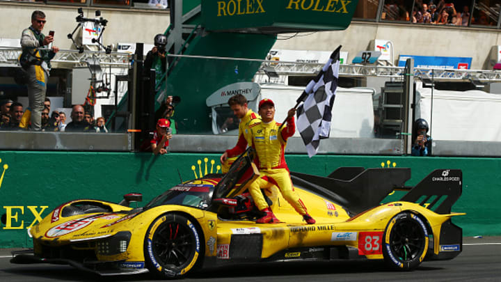 Yifei Ye de China ondea la bandera a cuadros junto a su compañero de equipo Phil Hanson de Gran Bretaña mientras Robert Kubica de Polonia conduce el Ferrari 499P. Yifei Ye de China ondea la bandera a cuadros junto a su compañero de equipo Phil Hanson de Gran Bretaña mientras Robert Kubica de Polonia conduce el Ferrari 499P.