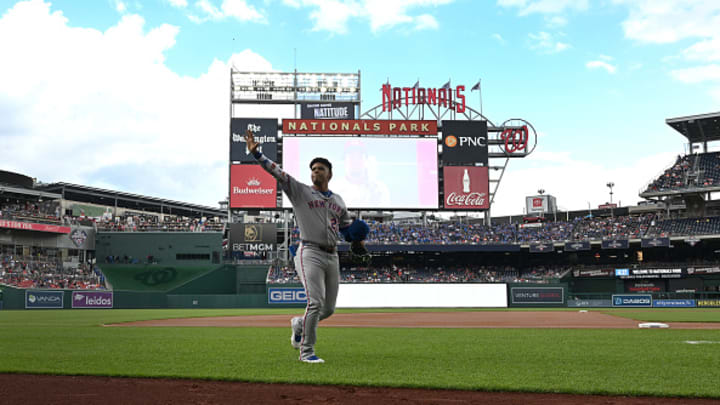 Juan Soto saluda a la multitud antes del partido contra los Nationals.