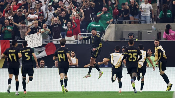 Edson Álvarez celebra el gol de la victoria.